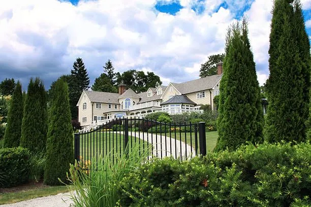 Custom Handrails, Gates, and Fences: Elevating Your Home’s Style and Security with Unique Designs